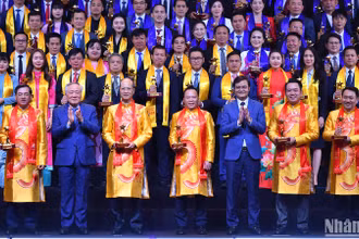 Phó Thủ tướng Thường trực Nguyễn Hòa Bình và Bí thư thứ nhất Trung ương Đoàn Bùi Quang Huy trao danh hiệu tốp 10 Sao vàng đất Việt năm 2024 tặng đại diện các doanh nghiệp tiêu biểu, xuất sắc. 