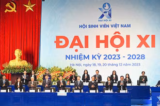 Đại hội vinh dự đón Chủ tịch nước Võ Văn Thưởng và các đồng chí lãnh đạo Đảng, Nhà nước, bộ, ngành tham gia Đoàn Chủ tịch. 