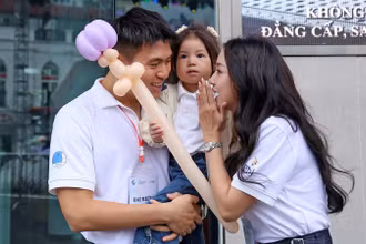 Gia đình bé Pamela Hải Đường tại Ngày hội.