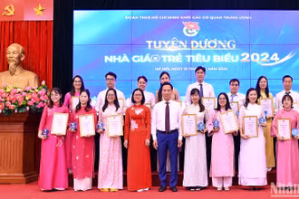 Đại diện lãnh đạo Đảng ủy Khối các cơ quan Trung ương, Bộ Giáo dục và Đào tạo trao Bằng khen tặng các "Nhà giáo trẻ tiêu biểu".