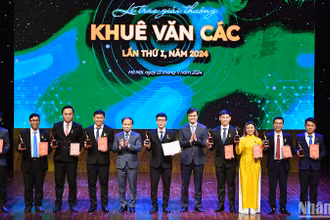 Phó Trưởng Ban Thường trực Ban Dân vận Trung ương Phạm Tất Thắng và Bí thư thứ nhất Trung ương Đoàn Bùi Quang Huy (lần lượt thứ 5 và 7 từ trái sang) trao Giải thưởng Khuê Văn Các lần thứ nhất tặng 9 nhà khoa học trẻ xuất sắc.