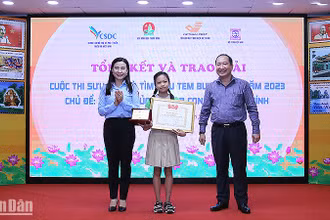 Bí thư Trung ương Đoàn, Chủ tịch Hội đồng Đội Trung ương Nguyễn Phạm Duy Trang (bên trái) và Vụ trưởng Vụ Đoàn thể nhân dân, Ban Dân vận Trung ương (bên phải) trao giải đặc biệt tặng thí sinh Lê Quỳnh Anh.