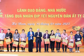 Đồng chí Đỗ Văn Chiến, Ủy viên Bộ Chính trị, Bí thư Trung ương Đảng, Chủ tịch Ủy ban Trung ương Mặt trận Tổ quốc Việt Nam và đại diện lãnh đạo các đơn vị liên quan trao quà tặng người dân có hoàn cảnh khó khăn tại tỉnh Hà Nam.