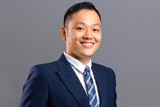 Võ Minh Quân, tác giả doanh nhân với cuốn sách đạt danh hiệu bán chạy nhất trên các nền tảng Amazon, Tiki. 