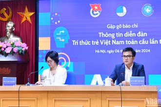 Giáo sư, Tiến sĩ Trần Xuân Bách, Phó Chủ tịch Hội Liên hiệp Thanh niên Việt Nam, Phó Chủ tịch Hội Thầy thuốc trẻ Việt Nam, Tổng Thư ký Mạng lưới Trí thức trẻ Việt Nam toàn cầu thông tin về diễn đàn.