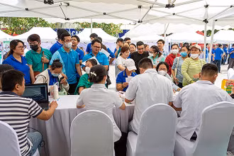 Rất đông người dân tới khám sàng lọc các bệnh lý về phổi, ung thư phổi tại hoạt động đầu tiên của Mạng lưới Đổi mới sáng tạo y tế. 
