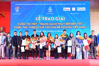 Đại diện Ban tổ chức và các đơn vị liên quan cùng những tác giả giành giải của 2 cuộc thi.