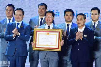 Phó Thủ tướng Chính phủ Trần Lưu Quang (bên trái, hàng đầu) trao Huân chương Lao động hạng Nhì tặng Hội Doanh nghiệp trẻ Hà Nội.