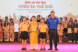 Phó Chủ tịch Hội đồng Đội Trung ương Lê Anh Quân trao giải nhất tặng các thành viên của đội Trường tiểu học Lê Mao (thành phố Vinh, tỉnh Nghệ An).