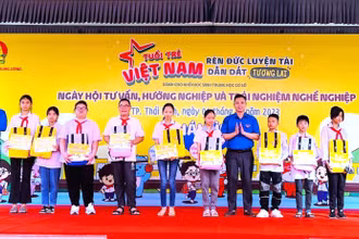 Ban tổ chức trao quà tặng học sinh Thái Bình có hoàn cảnh khó khăn. 
