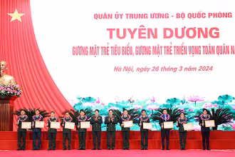 Đại tướng Lương Cường, Thượng tướng Vũ Hải Sản (thứ 6 và 7 từ trái sang) trao Bằng khen tặng 10 Gương mặt trẻ tiêu biểu toàn quân năm 2023.