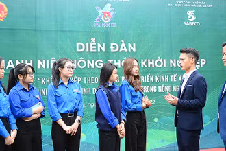 Các gương mặt trẻ giành Giải thưởng Lương Định Của trò chuyện với đoàn viên, thanh niên địa phương về khởi nghiệp, lập nghiệp.