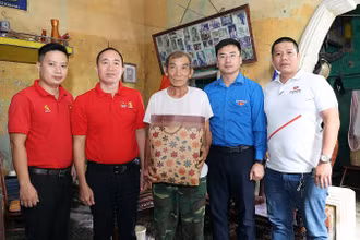 Đoàn công tác đến thăm hỏi, động viên, trao quà, nhu yếu phẩm tặng người dân tỉnh Tuyên Quang.