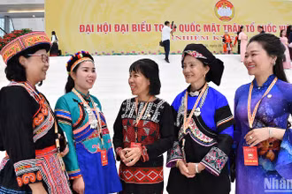 Đại biểu các dân tộc sôi nổi thảo luận bên lề Đại hội.
