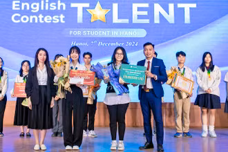 Phó Chủ tịch Hội Sinh viên thành phố Hà Nội Vũ Thị Minh Hằng và đại diện những đơn vị liên quan trao giải nhất cá nhân tặng các thí sinh xuất sắc ở 2 bảng đấu.