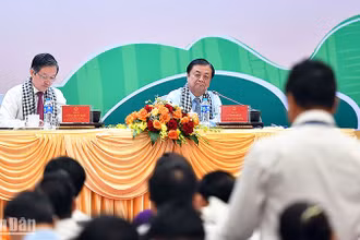 Đại biểu nông dân chia sẻ ý kiến với Chủ tịch Hội Nông dân Việt Nam và Bộ trưởng Nông nghiệp và Phát triển nông thôn.