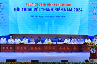 Chủ tịch Ủy ban nhân dân thành phố Hà Nội Trần Sỹ Thanh (người ngồi giữa) và đại diện các ban, sở, ngành, đoàn thể của Thủ đô đối thoại với thanh niên.