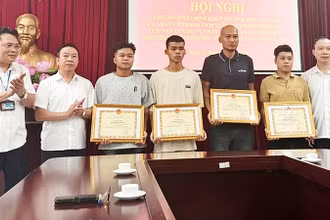 Đồng Văn Tuấn và Hoàng Anh Tuấn (thứ 4 và 5 từ phải sang) cùng các cá nhân tiêu biểu nhận Bằng khen của Ủy ban nhân dân quận Cầu Giấy sau vụ cháy ở phố Trung Kính.