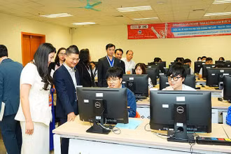 Đại diện các bộ, ban, ngành, đoàn thể tham quan, động viên thí sinh tranh tài sau buổi lễ. 