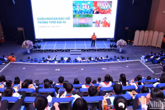 Ông Hoàng Nam Tiến, Thành viên Hội đồng sáng tạo Tập đoàn FPT, Phó Chủ tịch Hội đồng Trường Đại học FPT chia sẻ tham luận "Cháu ngoan Bác Hồ trong thời đại AI" trước hàng trăm đại biểu dự Đại hội.