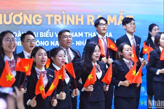 Các đại biểu trình diễn tiết mục cổ động với cờ tại lễ ra mắt.