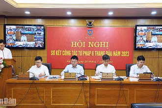 Bộ trưởng Tư pháp Lê Thành Long (thứ 3 từ phải sang) và các đồng chí Thứ trưởng Tư pháp điều hành hội nghị.