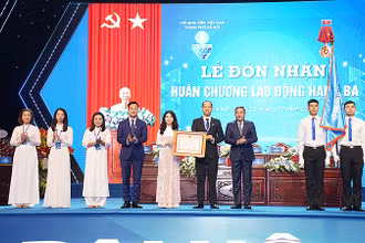 Hội Sinh viên thành phố Hà Nội đón nhận Huân chương Lao động hạng Ba tại Đại hội.