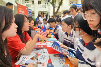 Rất đông học sinh Thủ đô đến tham gia ngày hội để tìm kiếm cơ hội giành học bổng du học.