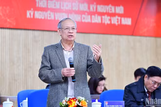 Phó Giáo sư, Tiến sĩ Đinh Xuân Thảo cho ý kiến phản biện tại Hội nghị.