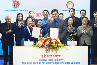 Các đồng chí Nguyễn Thị Doan, Bùi Quang Huy trao đổi biên bản ký kết tại buổi lễ.