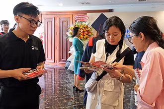 Các bạn trẻ đam mê sự nghiệp giảng dạy tiếng Anh nghiên cứu tài liệu bên lề hội thảo.