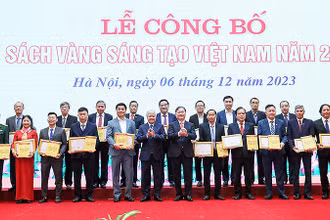 Chủ tịch Ủy ban Trung ương Mặt trận Tổ quốc Việt Nam Đỗ Văn Chiến (thứ 6 từ trái sang, hàng đầu) trao chứng nhận và Sách vàng Sáng tạo Việt Nam năm 2023 tặng các tác giả, đại diện nhóm tác giả.