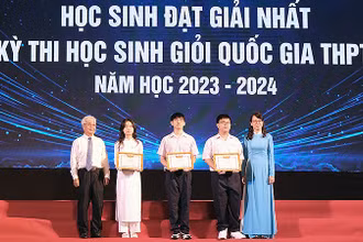 Đại diện Trường phổ thông Năng khiếu trao Bằng khen tặng học sinh giành giải Nhất tại kỳ thi học sinh giỏi quốc gia trung học phổ thông năm học 2023-2024.