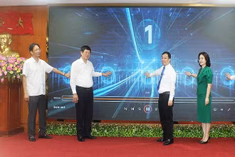 Các đại biểu thực hiện nghi thức phát động Cuộc thi viết "Vượt lên số phận" lần thứ 7.