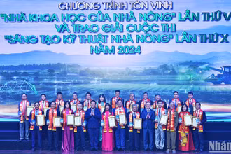 Các đồng chí Nguyễn Trọng Nghĩa, Lương Quốc Đoàn (hàng đầu, lần lượt thứ 5 và 9 từ trái sang) trao danh hiệu "Nhà khoa học của nhà nông" năm 2024 tặng các cá nhân tiêu biểu tại chương trình.