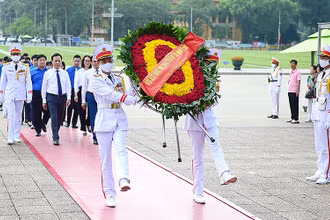 Vòng hoa của Đoàn mang dòng chữ “Đời đời nhớ ơn Chủ tịch Hồ Chí Minh vĩ đại”.