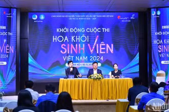 Đại diện Ban tổ chức cung cấp thông tin về Cuộc thi. 