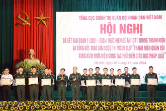 Đại diện lãnh đạo Tổng cục Chính trị Quân đội nhân dân Việt Nam trao Bằng khen tuyên dương các điển hình lan tỏa tinh thần thượng tôn pháp luật trong thanh niên quân đội.