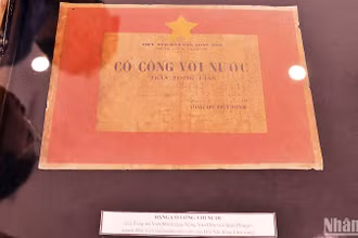 Tấm bằng của Tổng bộ Việt Minh tặng Nông Văn Dền (tức Kim Đồng) tại Triển lãm "Thiếu nhi Việt Nam vững bước tiến vào kỷ nguyên mới".