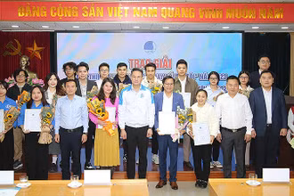 Phó Chủ tịch Thường trực Hội Liên hiệp Thanh niên Việt Nam Nguyễn Kim Quy (thứ 6 từ phải sang) và đại diện đơn vị liên quan trao phần thưởng tặng các cá nhân giành giải tại buổi lễ.