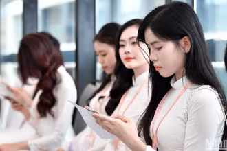 Các thí sinh tranh thủ điểm lại kiến thức cần thiết trước khi bước vào vòng casting.