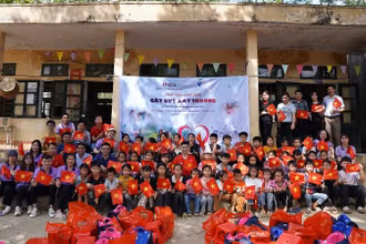 Tập thể cán bộ, giáo viên, học sinh Điểm trường Tân Sơn cùng những người sẽ xây nên ước mơ cho tương lai cho thiếu nhi địa phương.