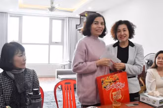 Đại diện Công đoàn ngành Giáo dục Hà Nội tặng quà giáo viên dịp Tết Nguyên đán năm 2023.