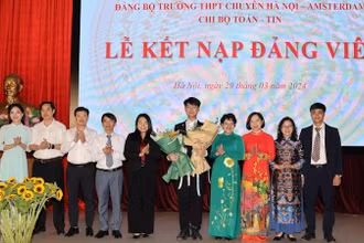 Học sinh thứ 13 của trường được kết nạp Đảng. (Ảnh: Thanh Tùng)