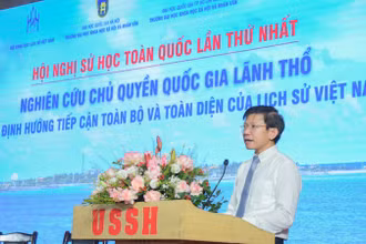 Giáo sư, Tiến sĩ Hoàng Anh Tuấn, Hiệu trưởng Trường đại học Khoa học xã hội và Nhân văn (Đại học Quốc gia Hà Nội) phát biểu ý kiến.