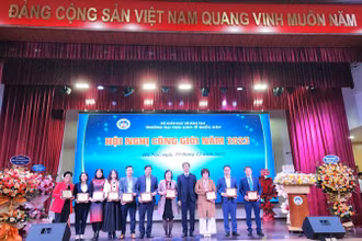 Trường đại học Kinh tế quốc dân trao kỷ niệm chương nhằm ghi nhận, tri ân các doanh nghiệp.