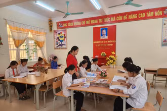Giờ đọc sách ở thư viện của học sinh Trường phổ thông dân tộc bán trú trung học cơ sở Thiện Hòa (Bình Gia, Lạng Sơn).