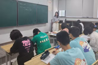 Giờ học của học sinh Trường trung học cơ sở Chu Văn An (Tây Hồ, Hà Nội).