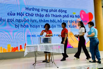 Cán bộ, giáo viên và học sinh Trường tiểu học Đại Yên (quận Ba Đình) tổ chức quyên góp ủng hộ