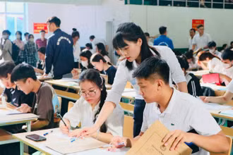 Các em tân sinh viên làm thủ tục nhập học với sự hướng dẫn tận tình của các thầy, cô giáo.